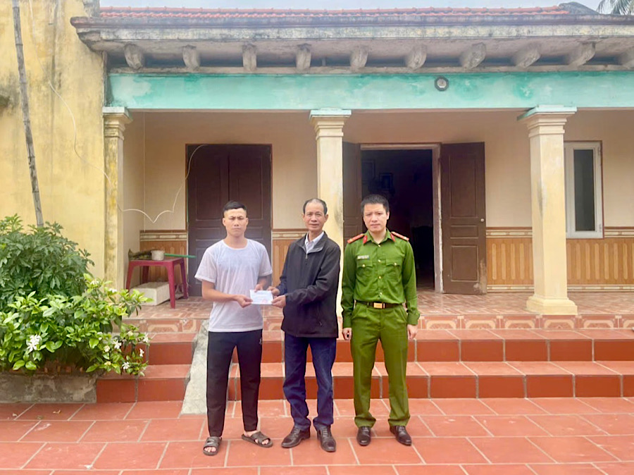 Công an xã Yết Kiêu hỗ trợ làm thủ tục cấp thẻ cử tri cho công dân sau cai nghiện trở về địa phương sát ngày bầu cử